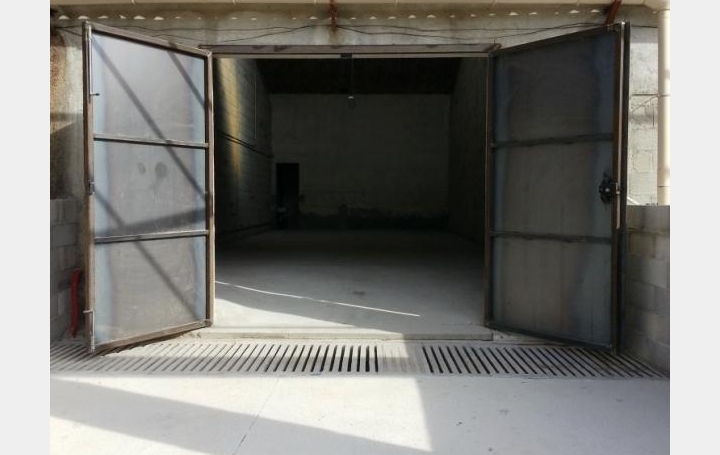 Réseau Immo-diffusion : Garage  AIX-EN-PROVENCE  150 m2 810 € 