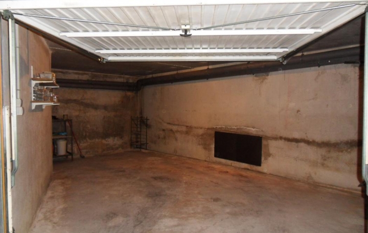 Réseau Immo-diffusion : Garage  HYERES  28 m2 33 000 € 