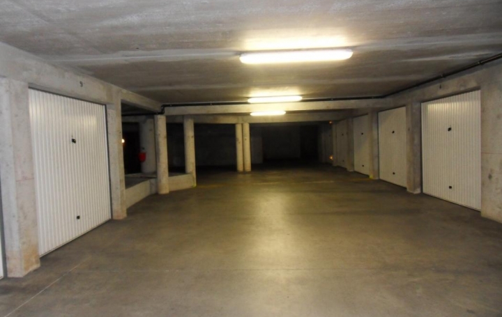 Réseau Immo-diffusion : Garage  HYERES  15 m2 23 000 € 