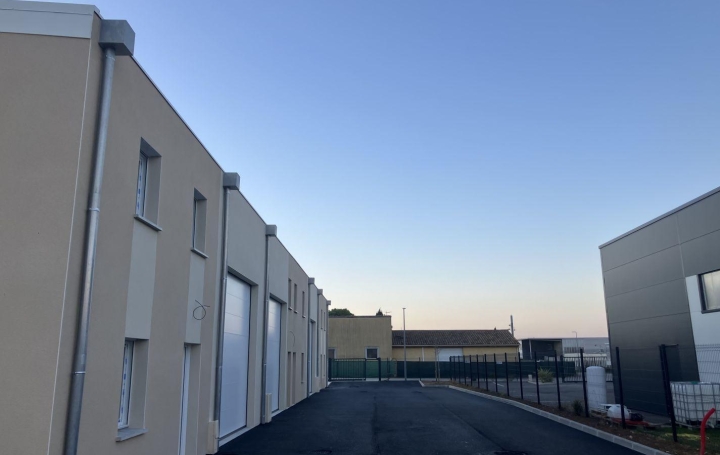 Réseau Immo-diffusion : Local commercial  CHABEUIL  74 m2 600 € 