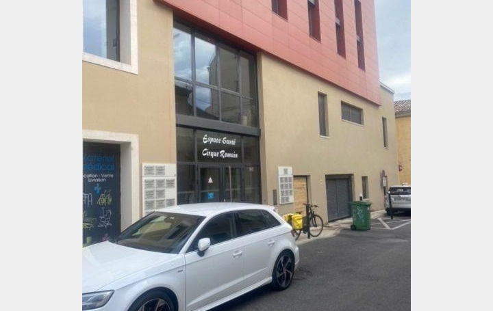 Local commercial NIMES (30900)  45 m2 585 € 