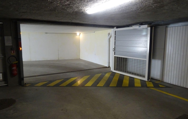 Réseau Immo-diffusion : Garage  LES SABLES-D'OLONNE  14 m2 95 € 