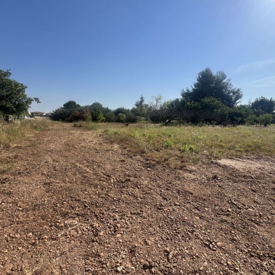 Terrain SAINT-GILLES (30800) 400.00m2 - 132 000 € 