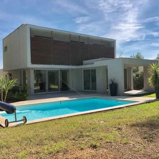 Maison / Villa MARSEILLE (13011) 161.00m2 3 200 € 