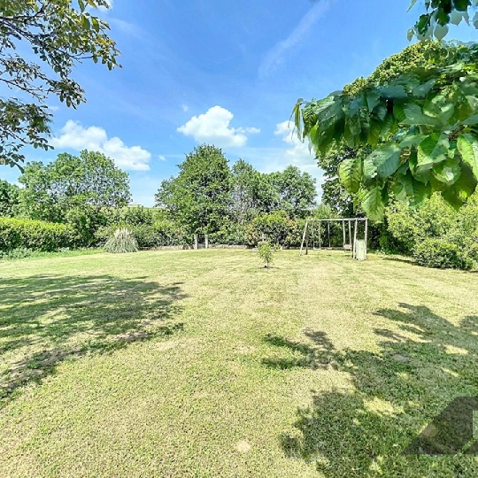 Maison LA ROCHE-VINEUSE (71960) 210.00m2  - 369 000 € 