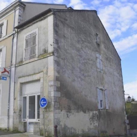 Maison RUFFEC (16700) 88.00m2  - 53 000 € 