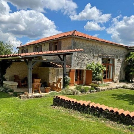 Maison CELLEFROUIN (16260) 270.00m2  - 342 600 € 