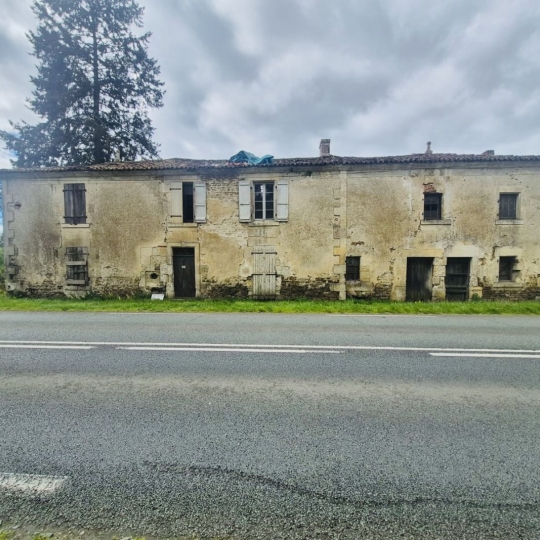 Maison / Villa PISSOTTE (85200) 290.00m2 30 000 € 