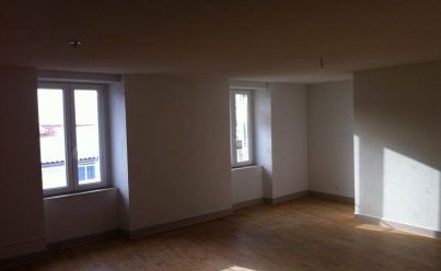 Appartement THIERS (63300) 76 m2 327 € 