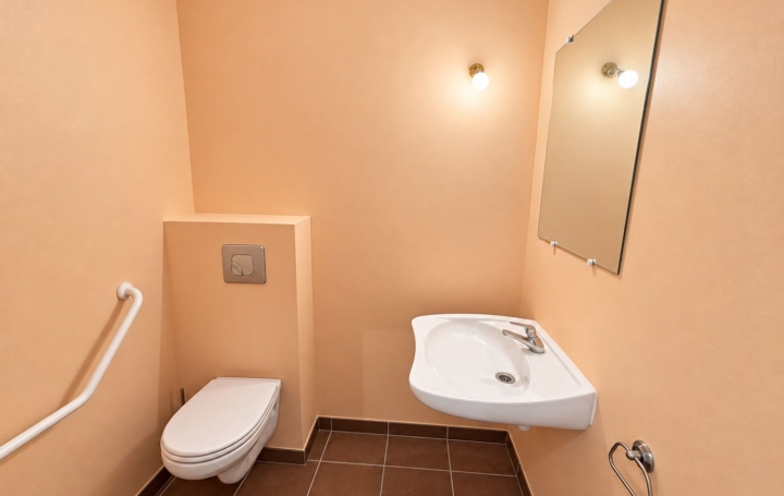 Local d'activité PAU (64000)  65 m2 129 000 € 