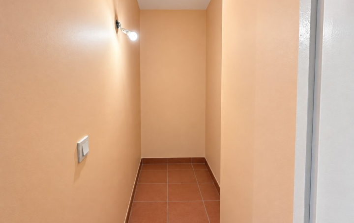 Local d'activité PAU (64000)  65 m2 129 000 € 