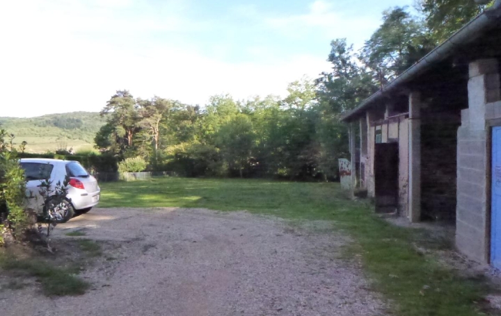 5 Pièces EMERINGES (69840)  81 m2 628 € 