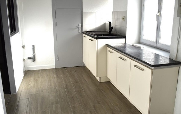 5 Pièces EMERINGES (69840)  81 m2 628 € 