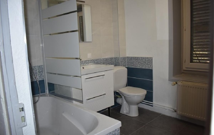 5 Pièces EMERINGES (69840)  81 m2 628 € 