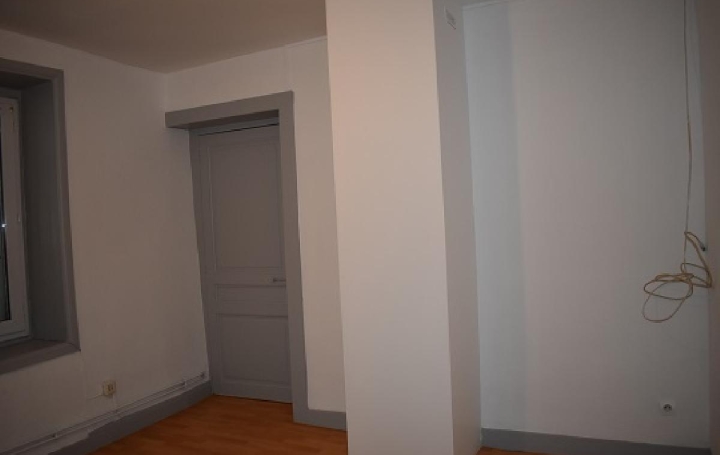 5 Pièces EMERINGES (69840)  81 m2 628 € 