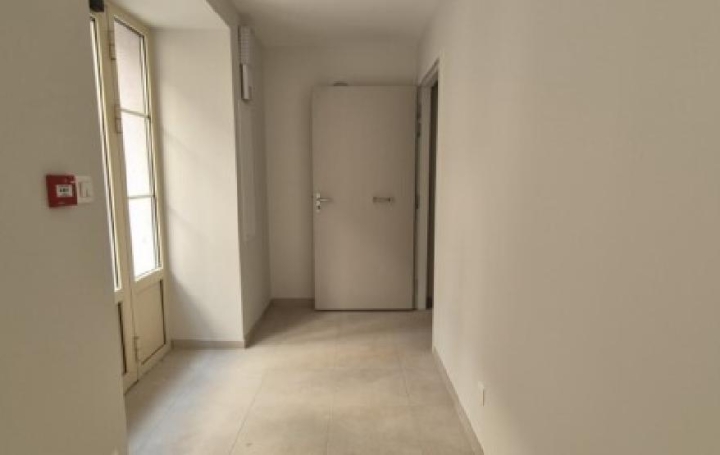 Local commercial MACON (71000)  28 m2 492 € 