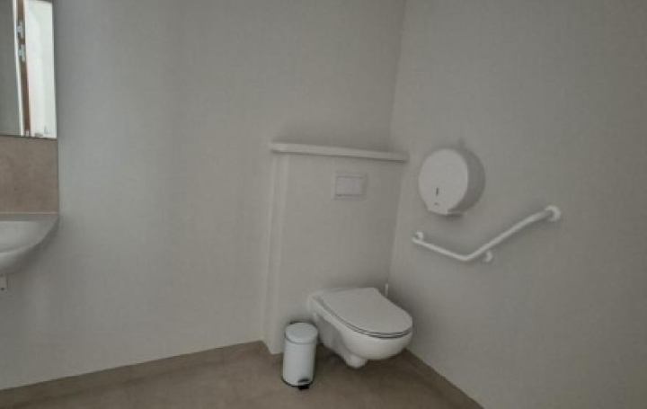 Local commercial MACON (71000)  28 m2 492 € 