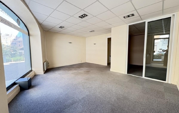 Local commercial MACON (71000)  40 m2 670 € 