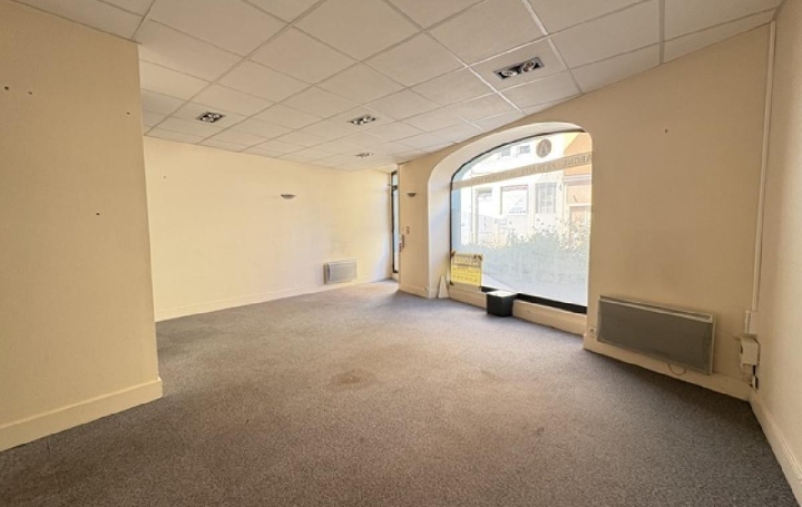 Local commercial MACON (71000)  40 m2 670 € 