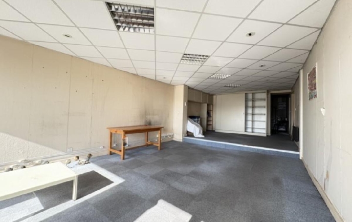 Local commercial MACON (71000)  69 m2 776 € 