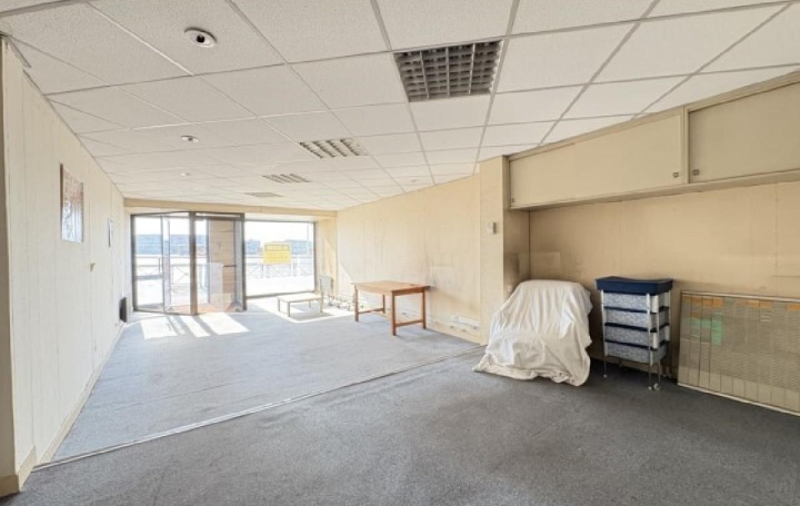 Local commercial MACON (71000)  69 m2 776 € 