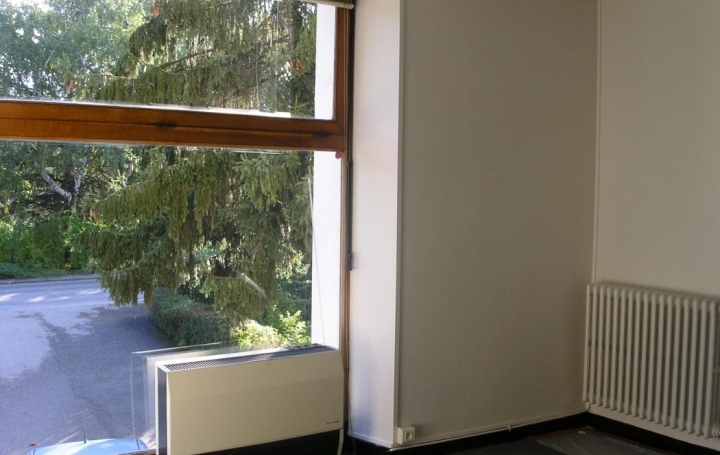 Réseau Immo-diffusion : Local commercial  BARBERAZ  55 m2 670 € 