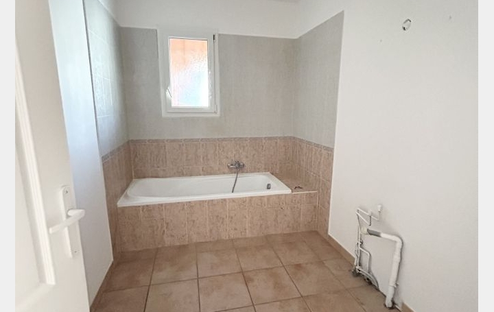 Villa LE GRAU-DU-ROI (30240)  97 m2 1 500 € 