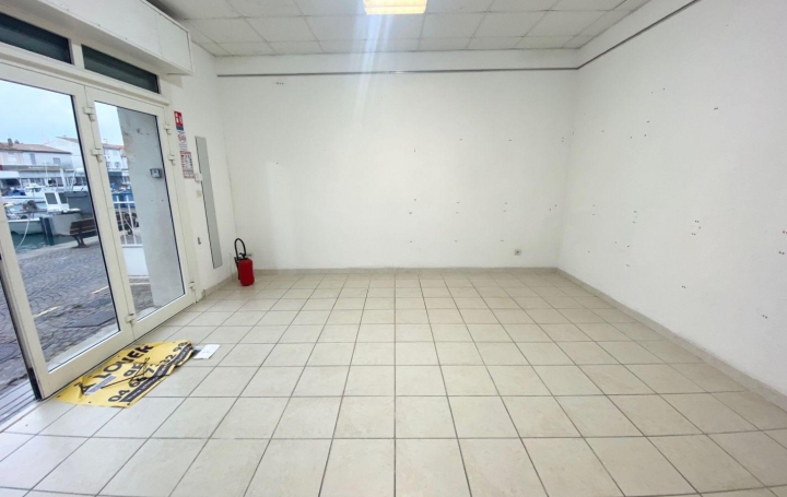 Local commercial LE GRAU-DU-ROI (30240)  37 m2 1 050 € 