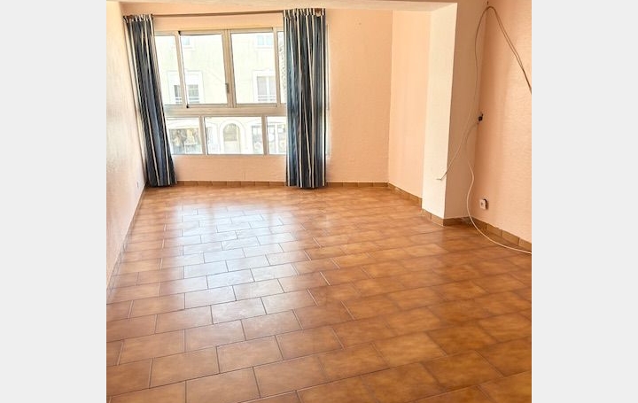 Local commercial LE GRAU-DU-ROI (30240)  40 m2 750 € 