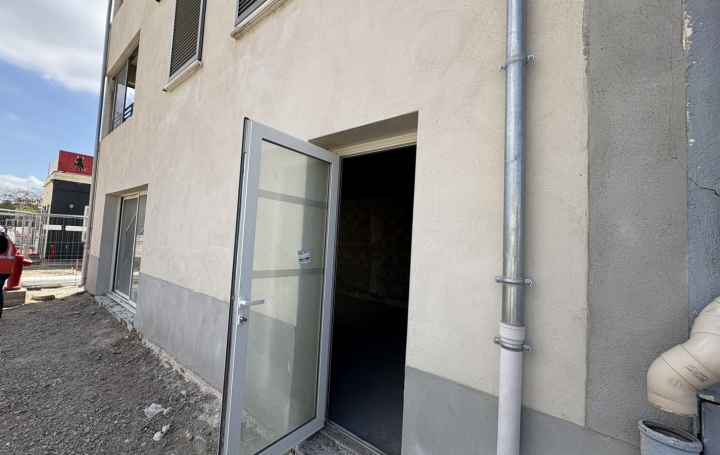 Local commercial LE GRAU-DU-ROI (30240)  41 m2 750 € 