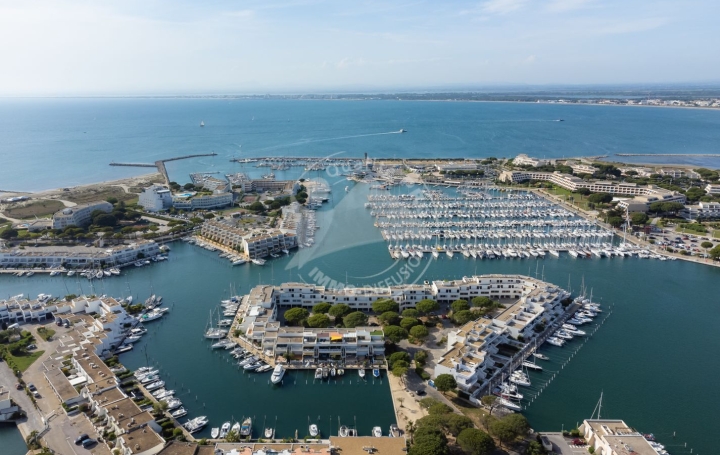 Studio LE GRAU-DU-ROI (30240)  18 m2 300 € 