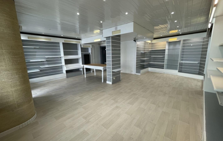 Local commercial VERS-PONT-DU-GARD (30210)  55 m2 480 € 