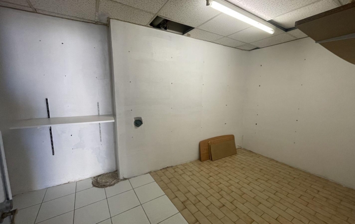 Local commercial VERS-PONT-DU-GARD (30210)  55 m2 480 € 