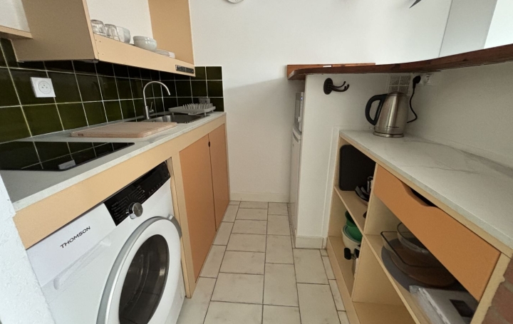 1 Pièce NIMES (30000)  27 m2 640 € 