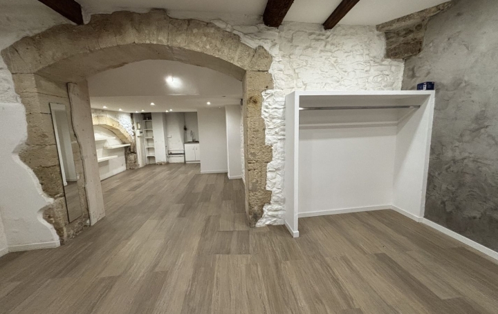 Activité commerciale NIMES (30000)  35 m2 750 € 