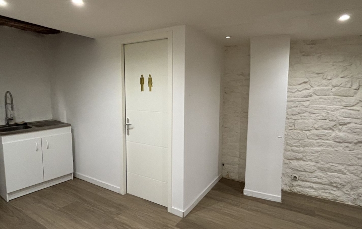 Activité commerciale NIMES (30000)  35 m2 750 € 