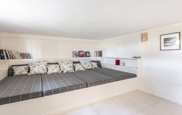 Maison BARON (30700)  294 m2 740 000 € 