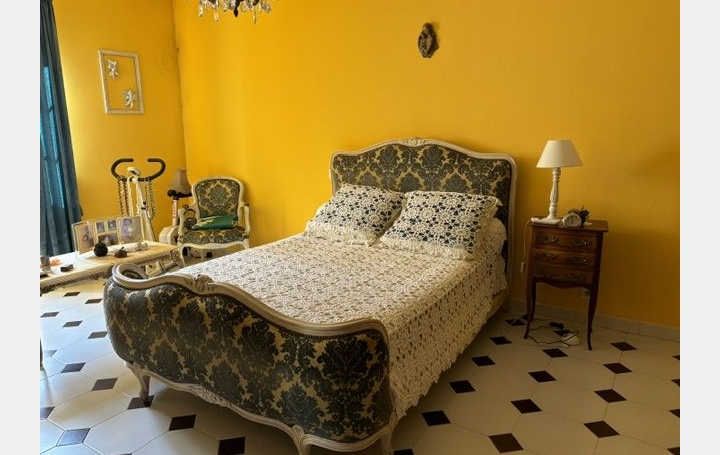 Maison de village UZES (30700)  200 m2 260 000 € 