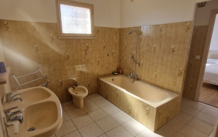 4 Pièces AJACCIO (20000)  135 m2 1 550 € 