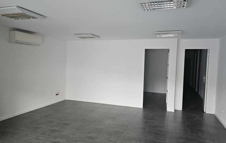 Local commercial AJACCIO (20000)  77 m2 900 € 