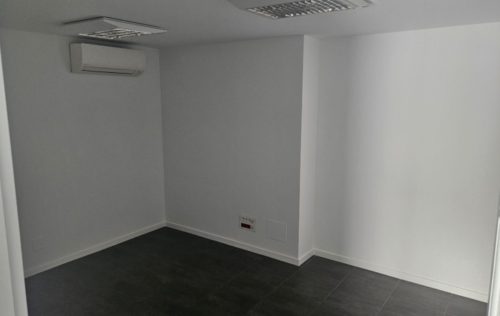 Local commercial AJACCIO (20000)  77 m2 900 € 