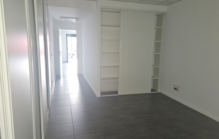 Local commercial AJACCIO (20000)  77 m2 900 € 