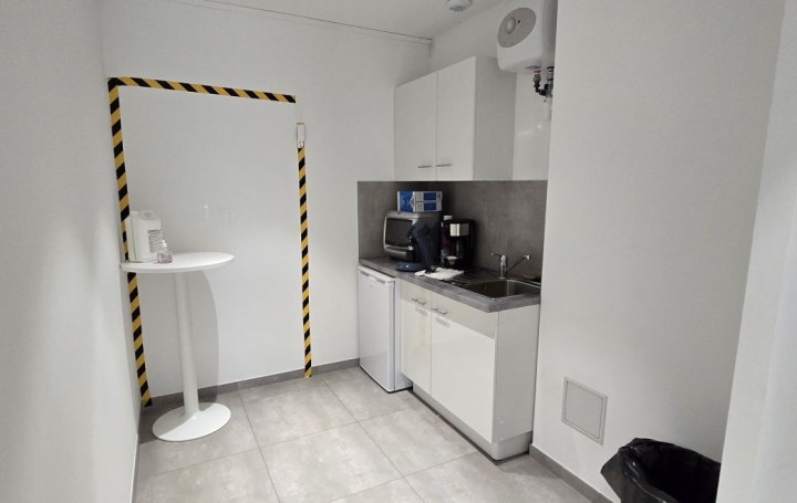 Local commercial AJACCIO (20090)  82 m2 1 400 € 