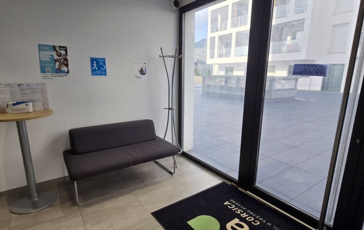 Local commercial AJACCIO (20090)  82 m2 1 400 € 