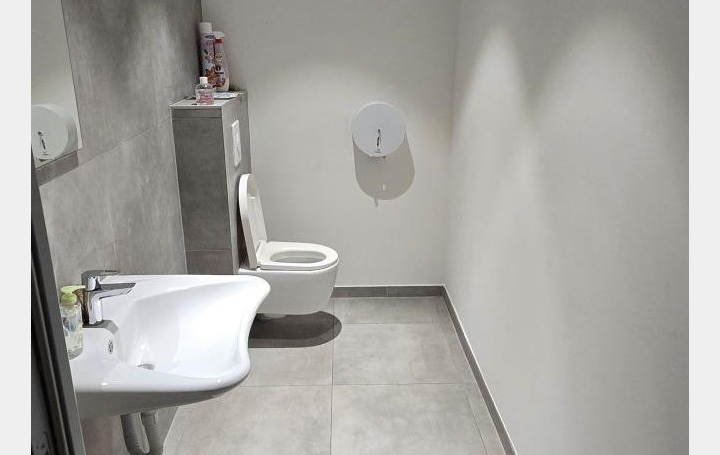 Local commercial AJACCIO (20090)  82 m2 1 400 € 