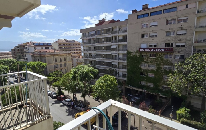 Studio AJACCIO (20000)  27 m2 650 € 
