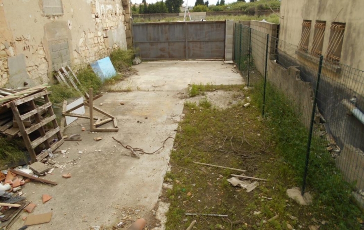 Autre SAINT-GILLES (30800)  850 m2 275 000 € 