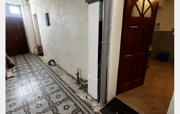 Immeuble SAINT-GILLES (30800)  117 m2 169 600 € 