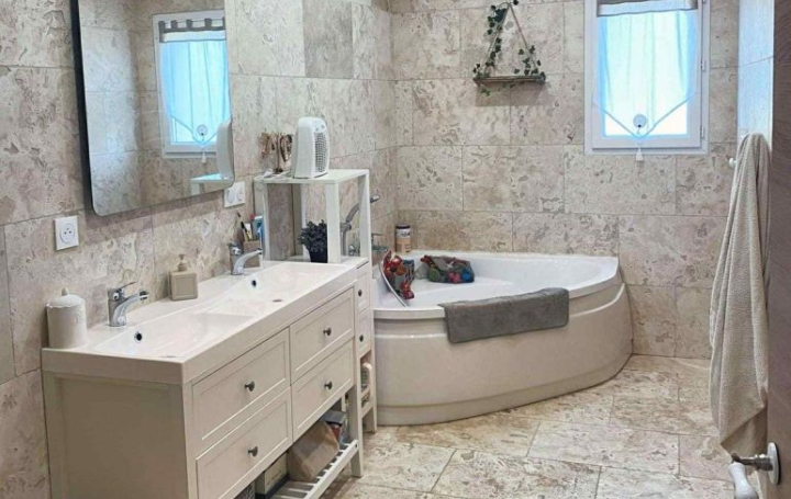 Villa SAINT-GILLES (30800)  119 m2 295 000 € 