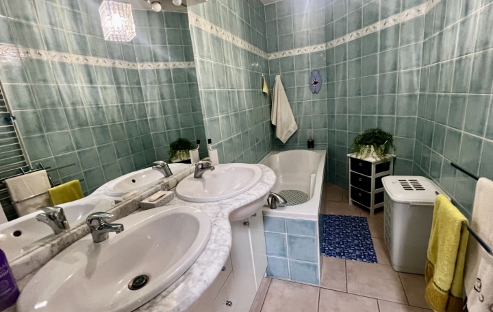 Maison SAINT-GILLES (30800)  84 m2 140 000 € 